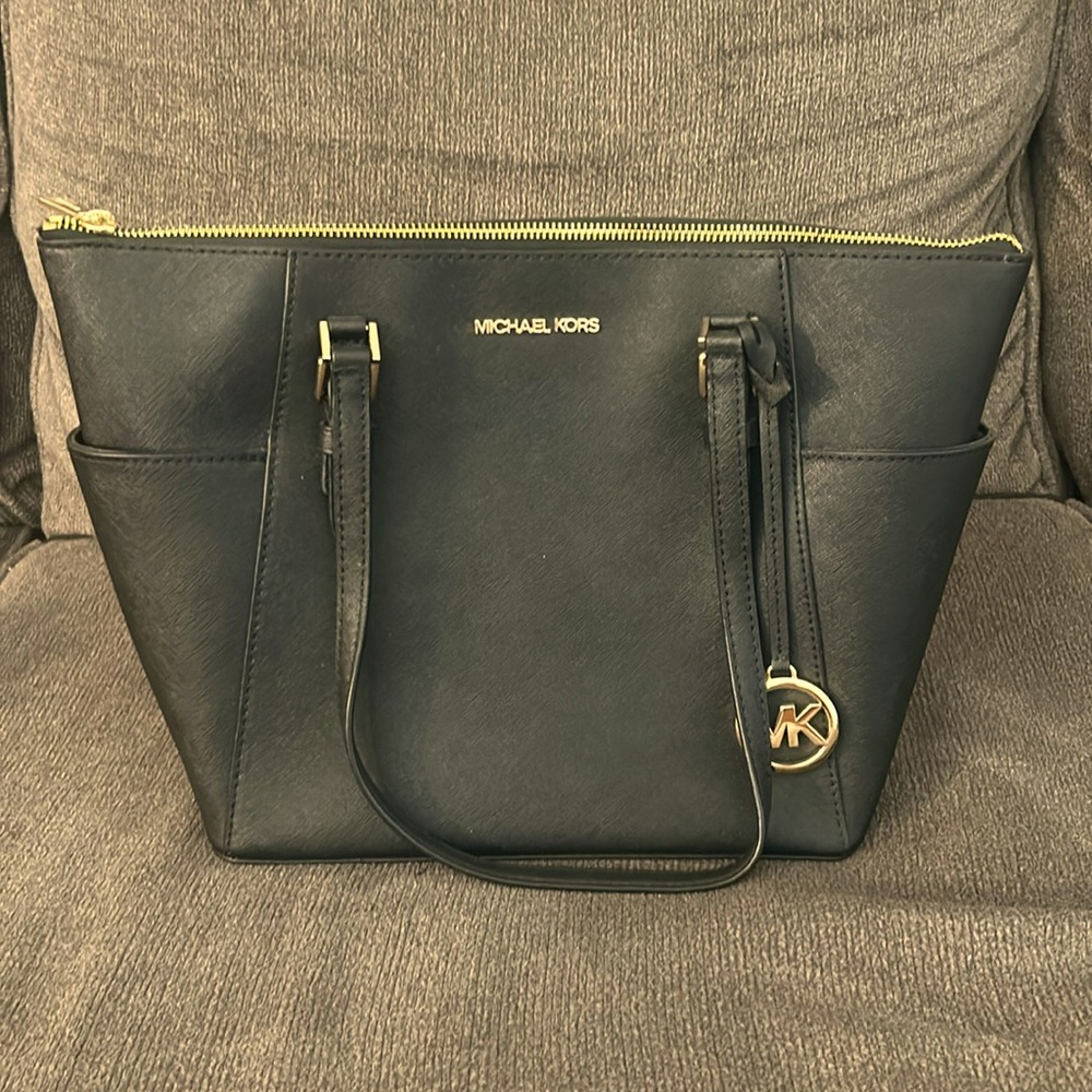 Micheal Kors LG TZ Tote Leather Bag 
Never used and completely new!!